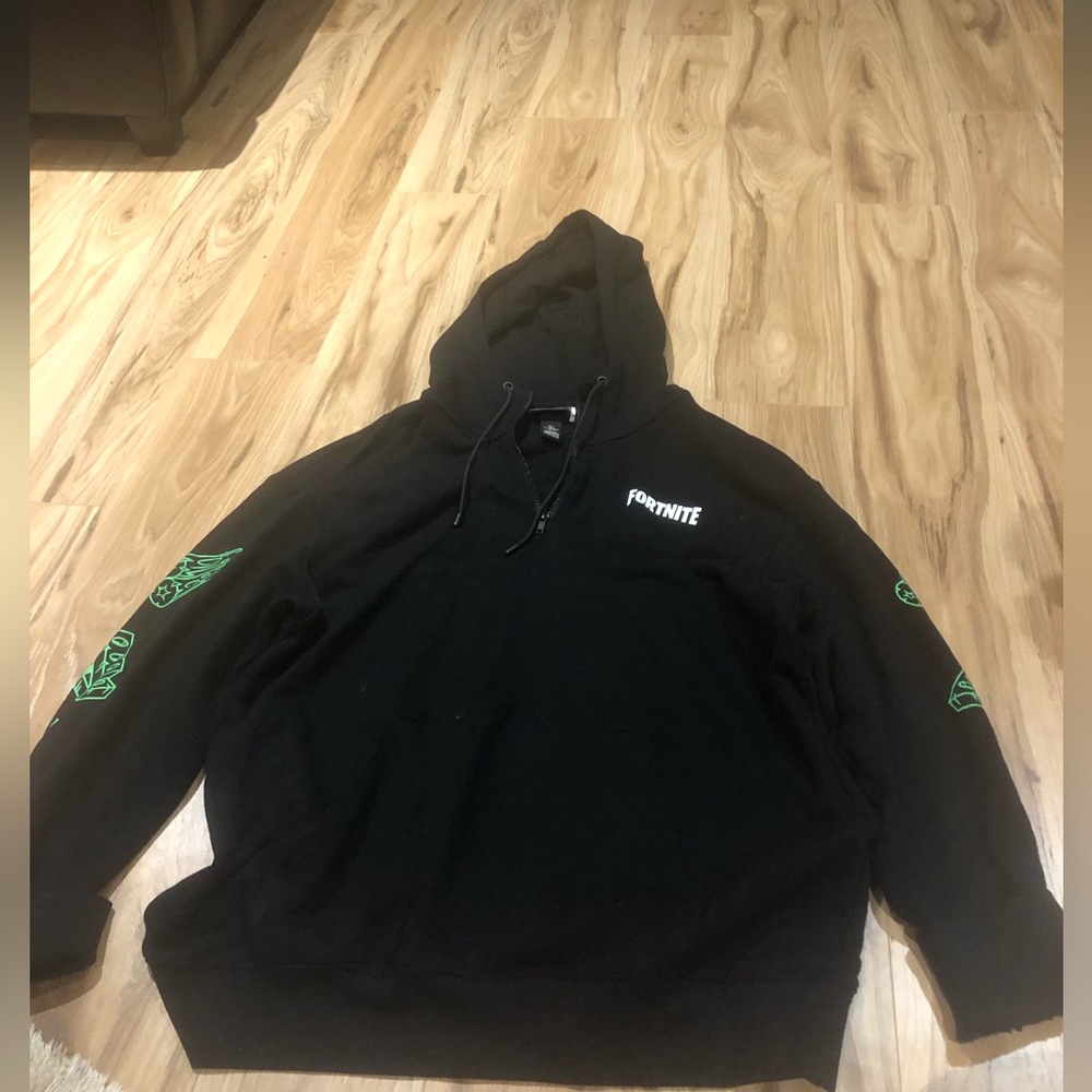 Brand: H&M.    Color: black And green.  Size: L